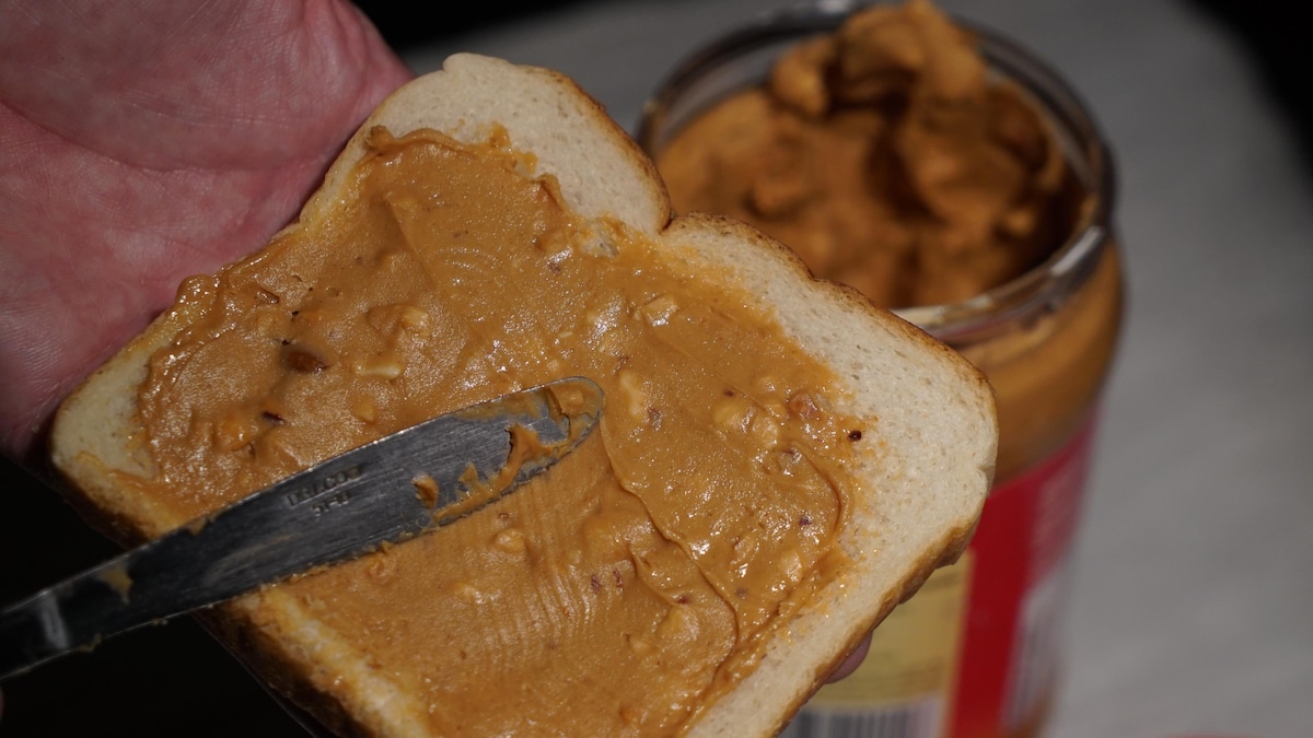 Du pain et des mets préparés dans l’assiette typique des Québécois et des Québécoises