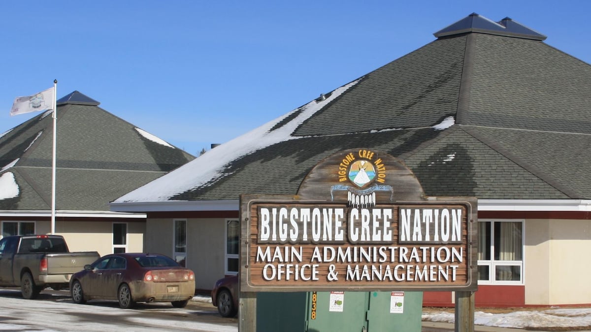 Un panneau devant l'entrée du bureau d'administration de la première nation crie Bigstone en Alberta.