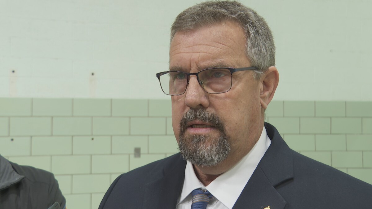 Le ministre de l'Éducation du Nouveau-Brunswick Bill Hogan a précisé ses intentions pour les cours d'éducation sexuelle dans les écoles lors d'une mêlée de presse à Saint-Jean le 27 septembre 2023.