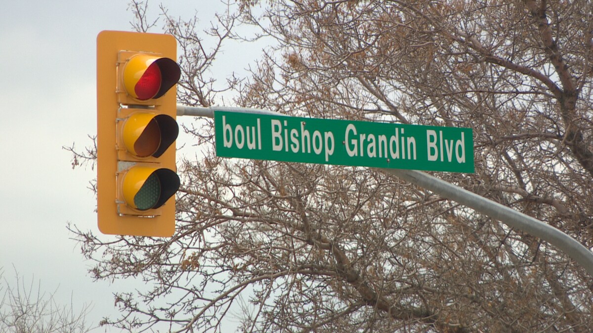 Un panneau indiquat le nom du boulevard Bishop Grandin, à Winnipeg. 