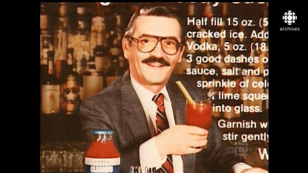 Coupure de publicité montrant Walter Chell, un verre de Bloody Ceasar à la main et la recette du cocktail.