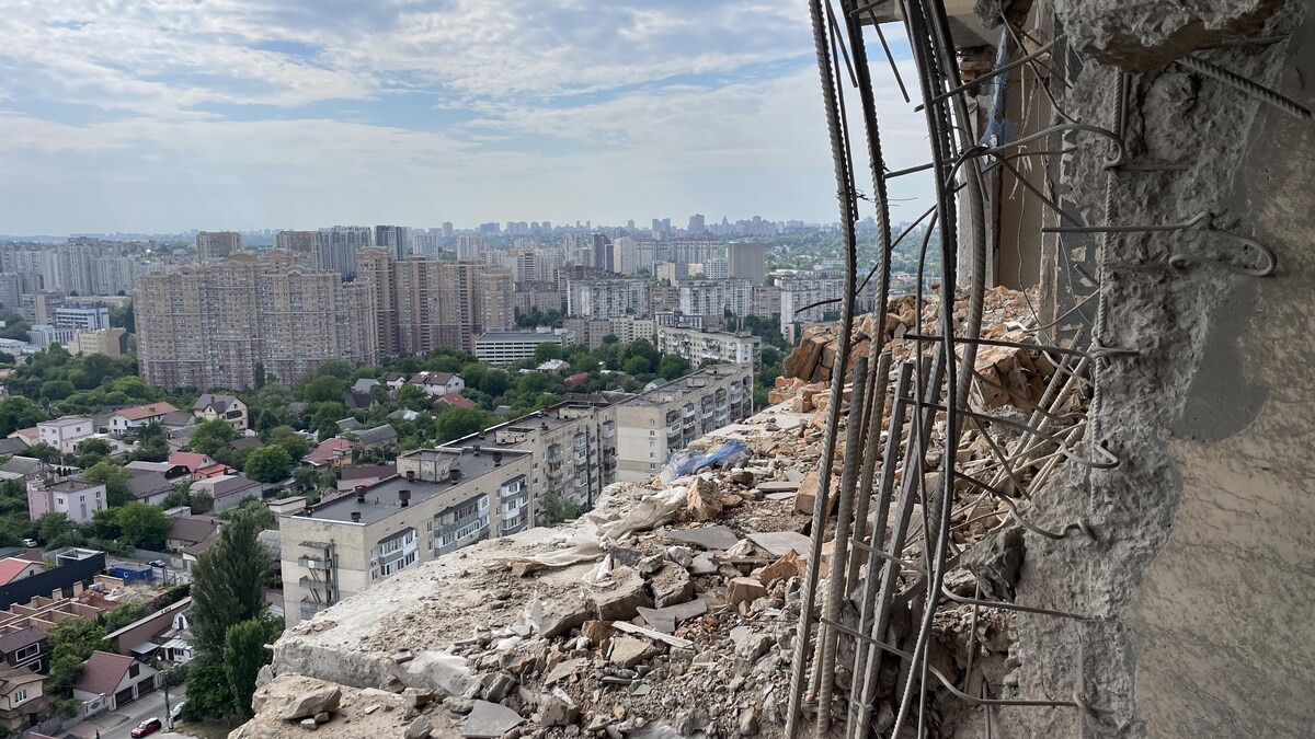 Vue sur Kiev depuis un bâtiment bombardé.
