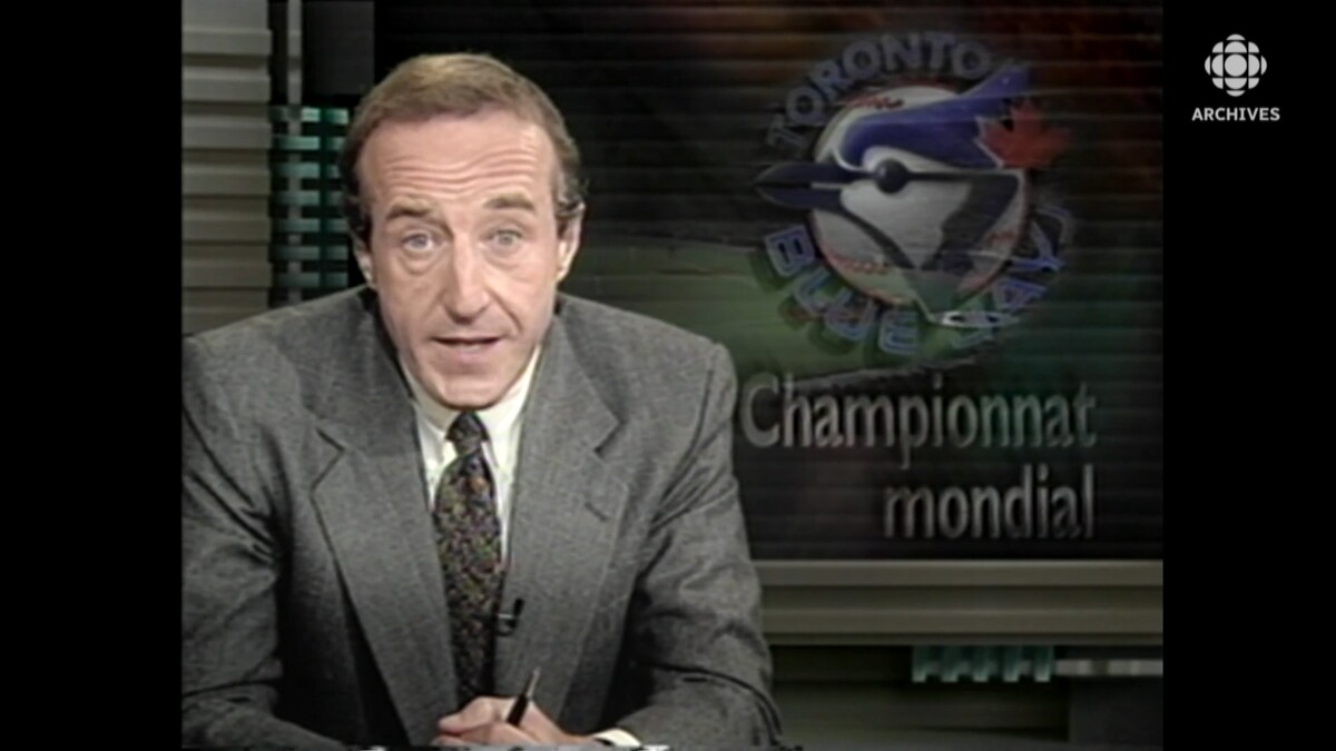 Animateur Bernard Derome et logo des Blue Jays en mortaise