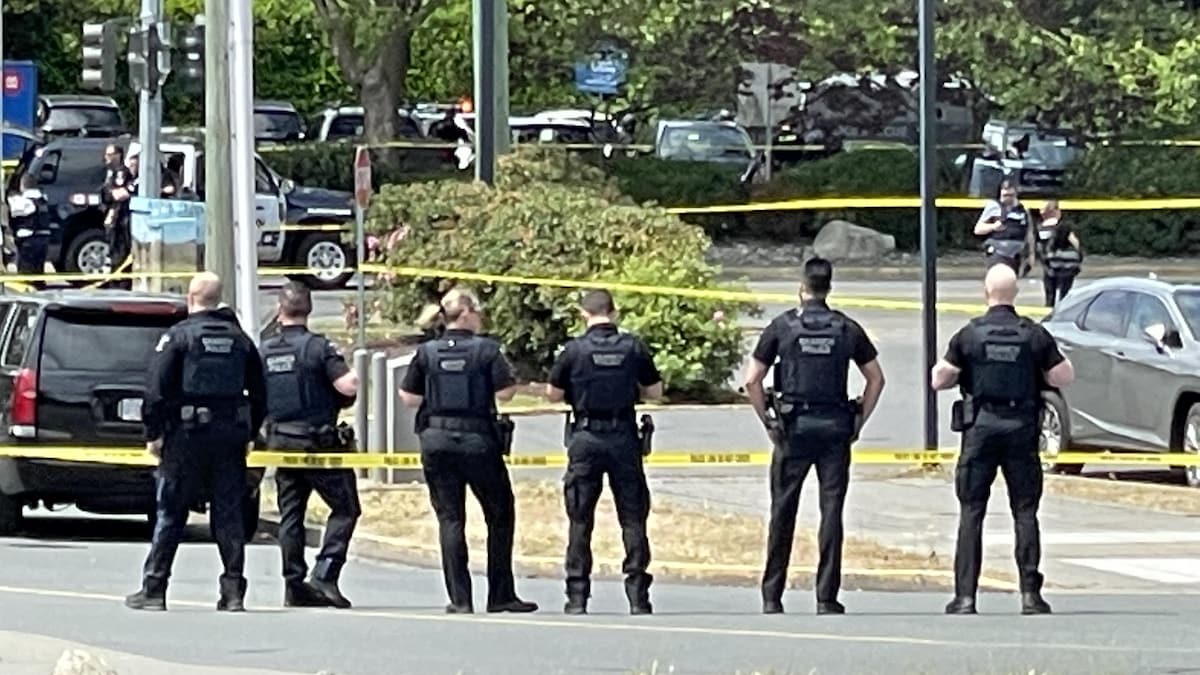 Des policiers bouclent la scène d'une fusillade à Saanich, sur l'île de Vancouver, le 28 juin 2022. 