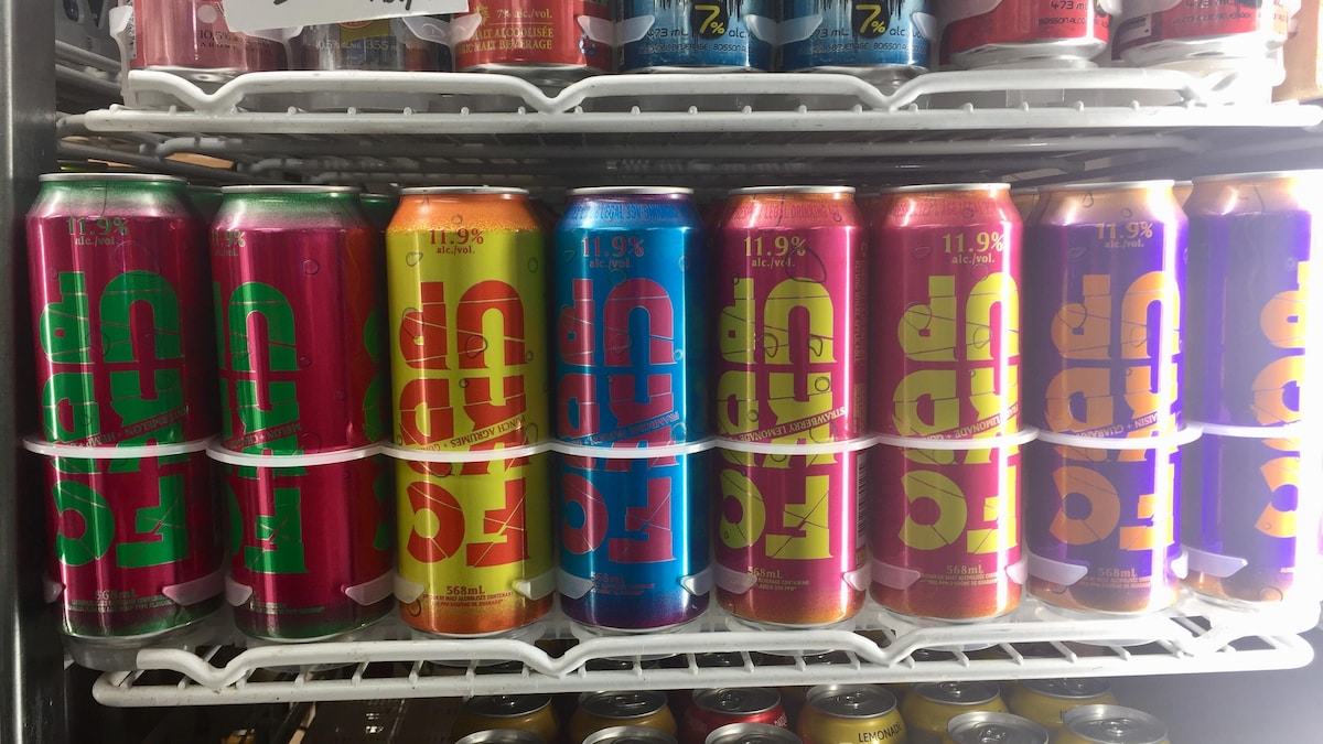 Un étalage de dépanneur montre des boissons énergisantes alcoolisées Fckd Up.