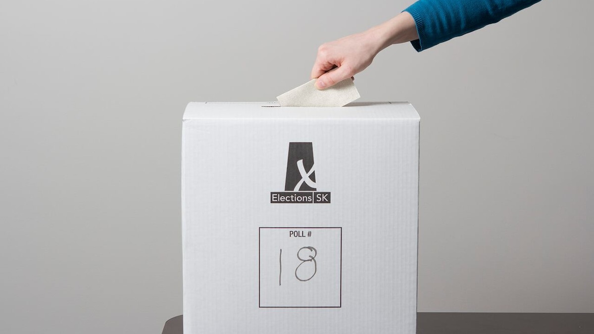Une urne posée sur une table lors d'une élection en Saskatchewan.
