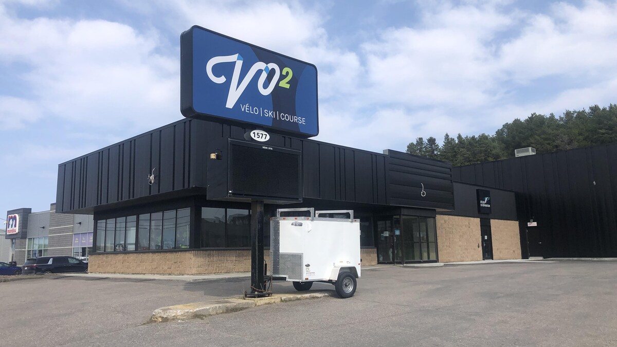 Un local commercial vu de l'extérieur.