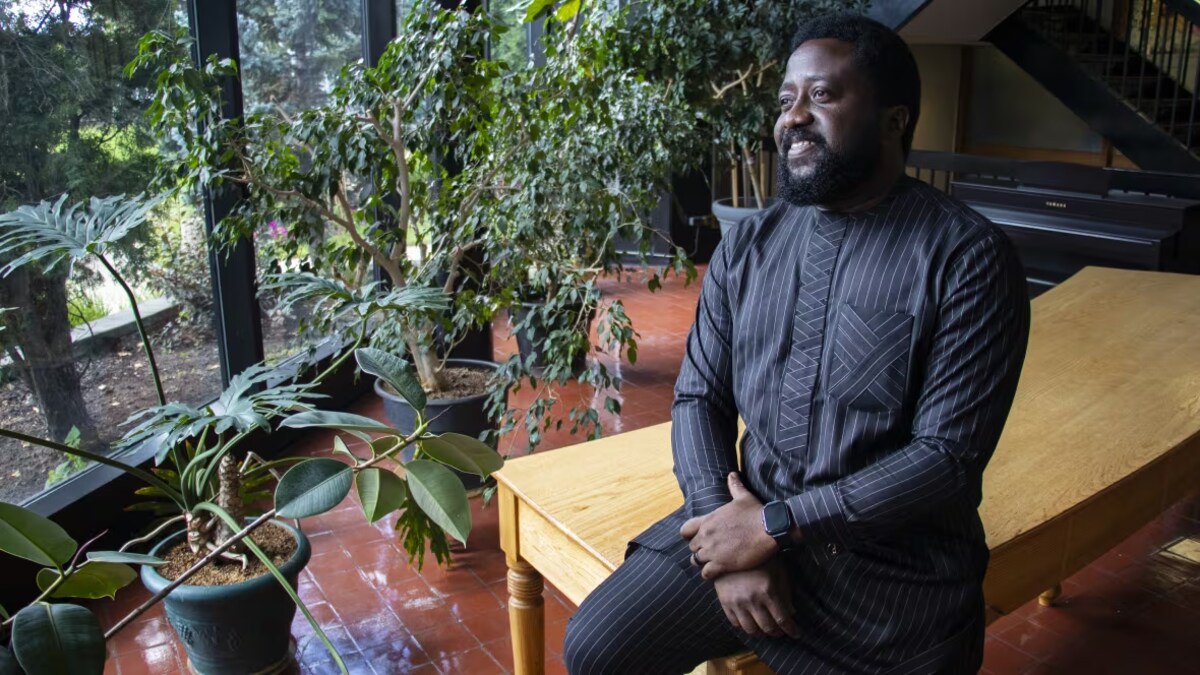 Portrait d'Emmanuel Ahaneku, souriant.