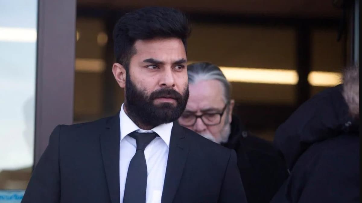 Jaskirat Singh Sidhu, debout, à la sortie du tribunal. 