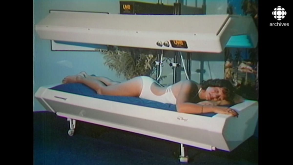 Femme en maillot de bain allongée sur un lit de bronzage 