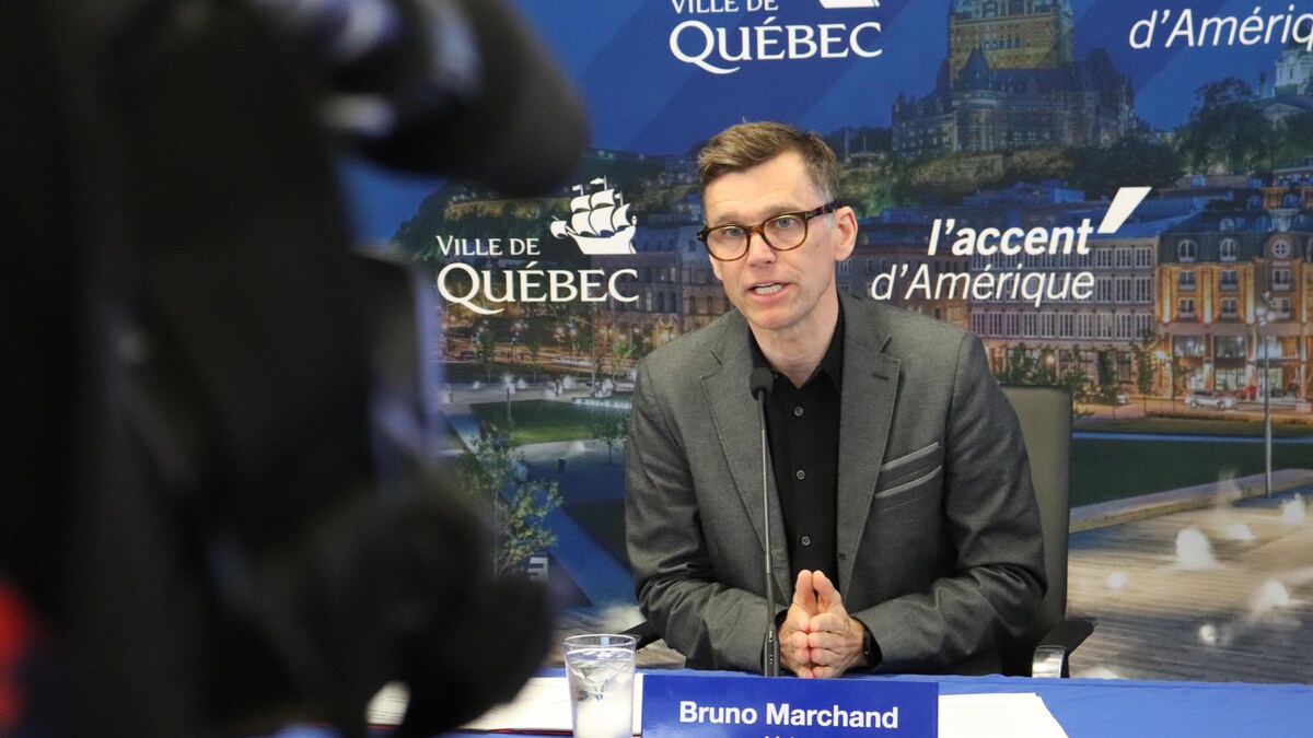 Le maire de Québec commente le dossier du tramway en marge d'une conférence de presse à l'hôtel de ville. 