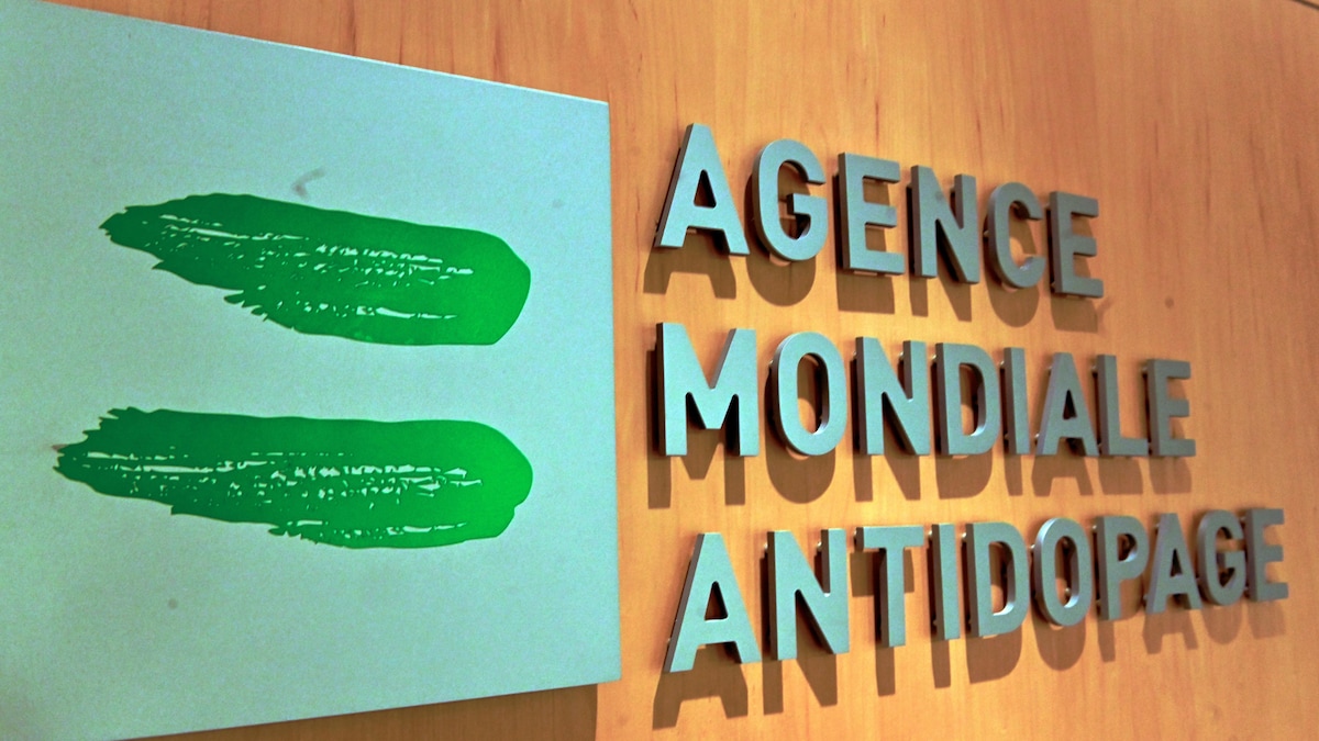Le nom de l'Agence est écrit en lettres argentés sur un mur.