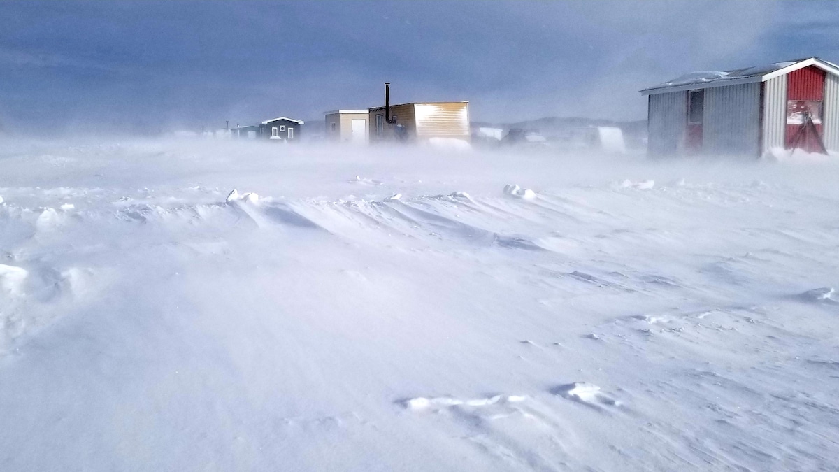 Cabanes de pêche sur glace dans le vent du fjord du Saguenay.