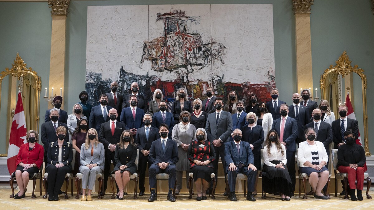 Justin Trudeau pose avec l'ensemble de son Conseil des ministres.
