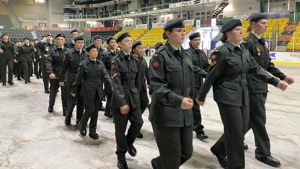 Des cadets marchent dans une parade militaire à l’aréna Agnico Eagle de Val-d’Or.