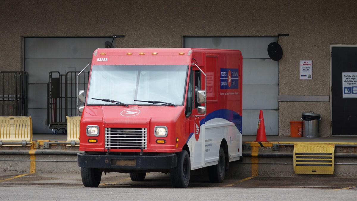 Un camion de livraison de Postes Canada à Saskatoon, en Saskatchewan, le 17 mai 2024.