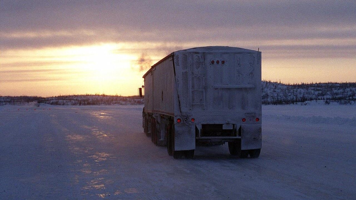 Une camionneuse sur des routes de glace