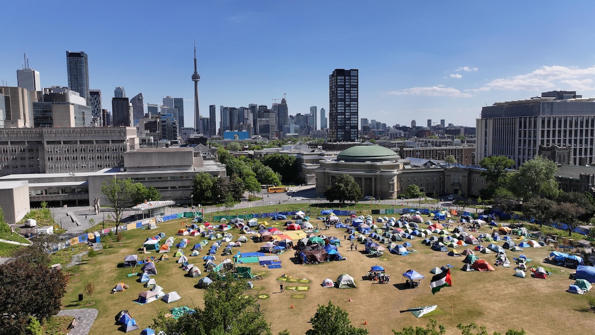 Des tentes avec la ville de Toronto en arrière-plan.