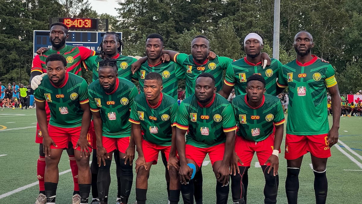 Les joueurs du cameroun posent pour la caméra lors d'une photo officielle avant le match.