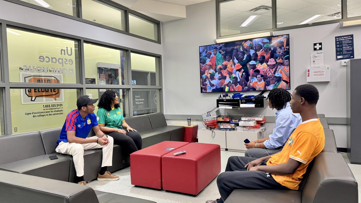 Quatre personnes assises.