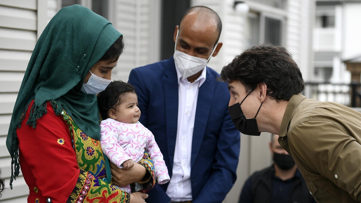 Justin Trudeau rencontre la famille Rahimi, de Kaboul, mais récemment installée au Canada. 