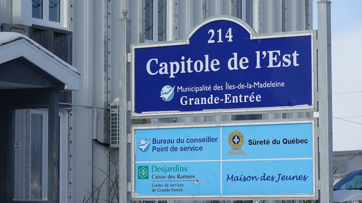 Une pancarte où il est indiqué que le Capitole de l'Est héberge des services de la Sûreté du Québec de la Maison des jeunes, de Desjardins et de la Muncipalité des Îles-de-la-Madeleine.