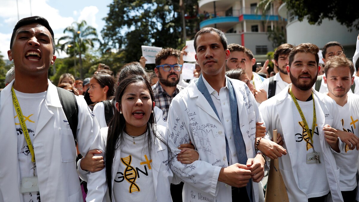  Le leader de l'opposition vénézuélienne et président intérimaire autoproclamé Juan Guaido participe à une manifestation contre le gouvernement du président vénézuélien Nicolas Maduro à Caracas, Venezuela le 30 janvier 2019.  