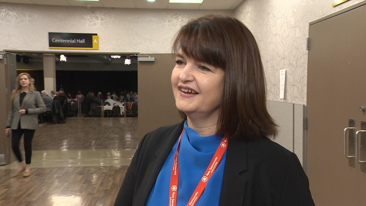La cheffe du Nouveau Parti Démocratique de la Saskatchewan, Carla Beck, répond aux questions de la journaliste Geneviève Patterson lors du congrès annuel de son parti à Saskatoon. 