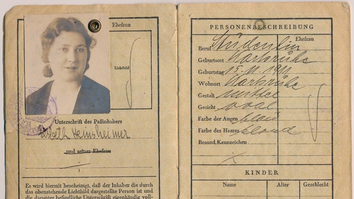 Un vieux document d'identité avec une photo en noir et blanc. 