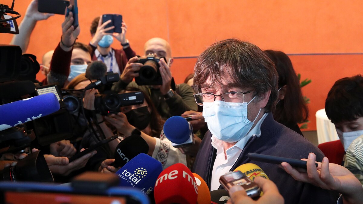 Carles Puigdemont entouré de micros et de caméras.