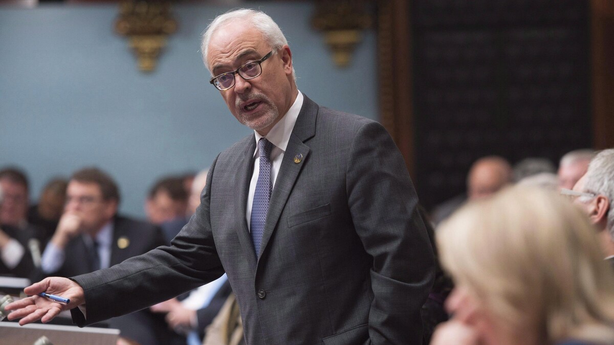 Le ministre des Finances du Québec, Carlos Leitao, lorsqu'il répond à l'opposition le 15 novembre 2016.