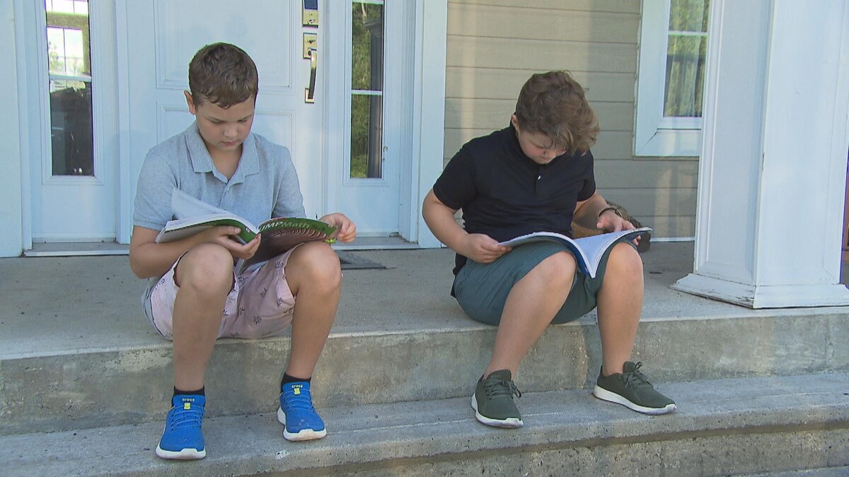 Les jeunes Carson et Kingston Delisle, respectivement âgés de 10 et de 12 ans, reprendront l'école seulement à la fin du mois de septembre, à Kahnawake, contrairement à la majorité des élèves du Québec.