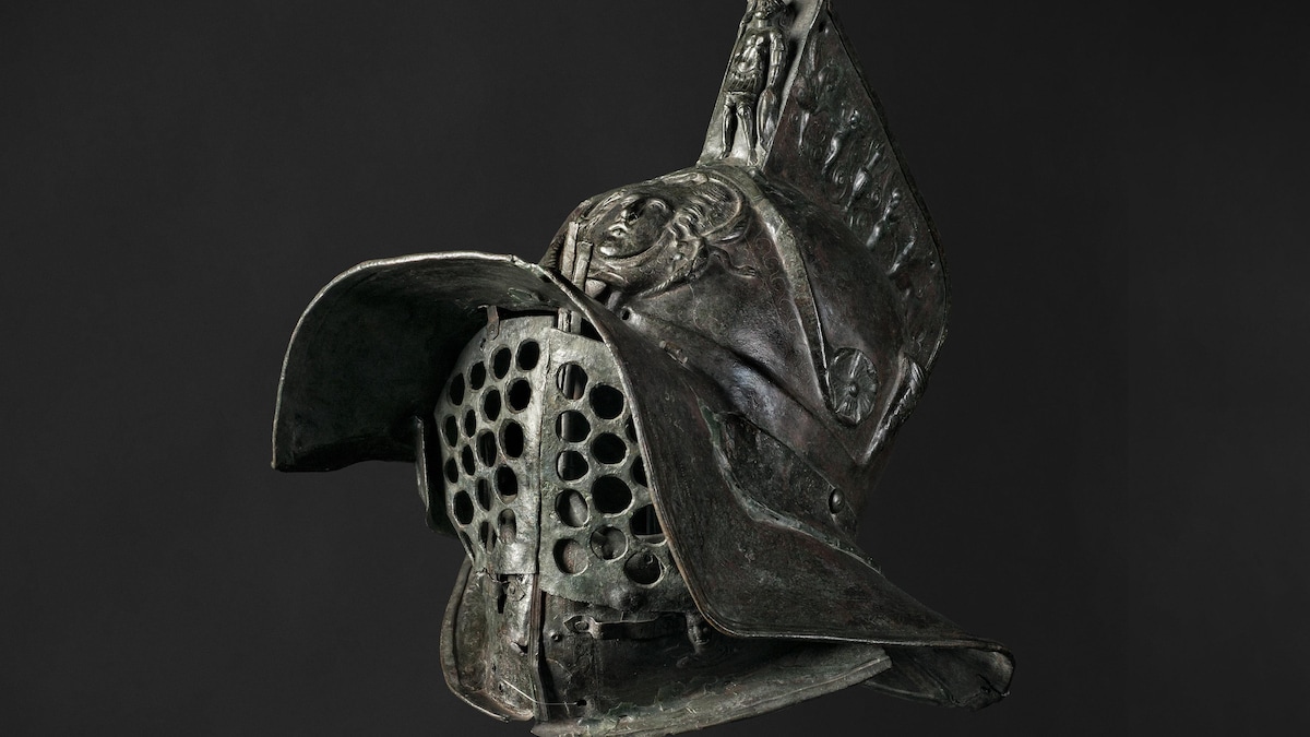 Un casque de gladiateur en fer.