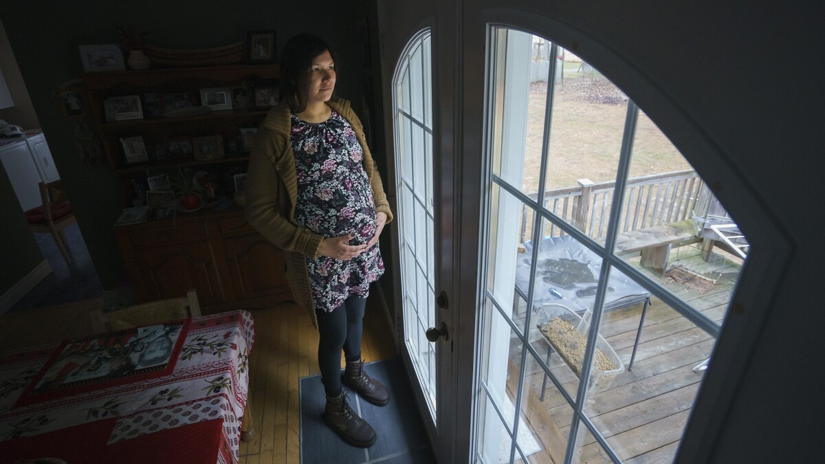 Catherine Boivin, enceinte de 7 mois, dans sa résidence à Odanak (près de Sorel-Tracy).