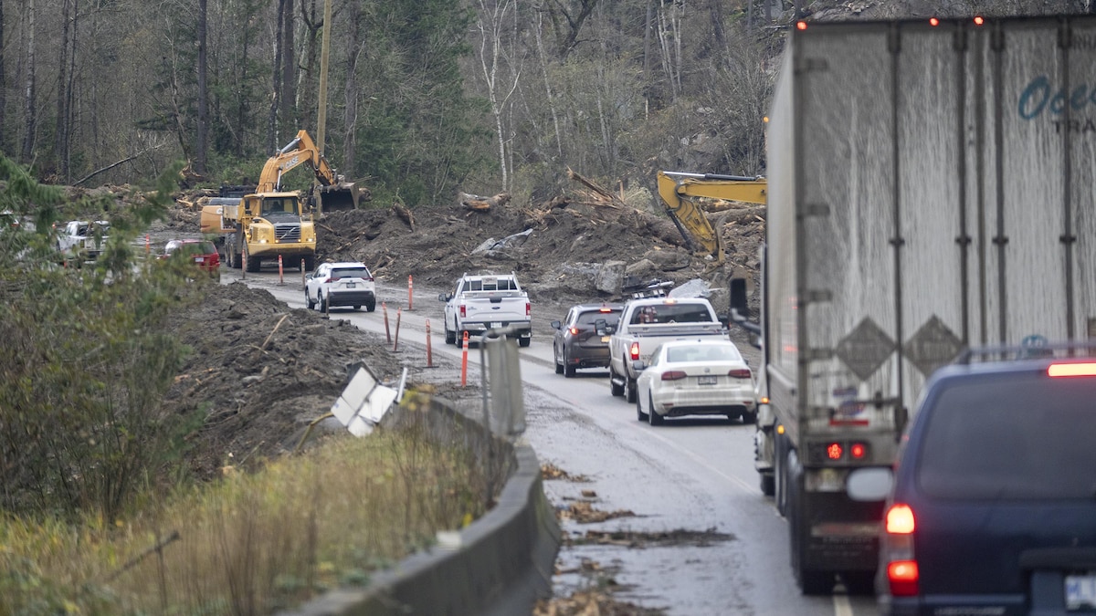 Des débris jonchent l'autoroute 7 près d'une semaine après une coulée de boue à l'ouest d'Agassiz, en Colombie-Britannique, le samedi 20 novembre 2021.