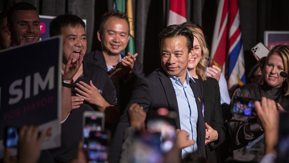 Ken Sim célèbre sa victoire aux élections à la mairie de Vancouver le samedi 15 octobre 2022.