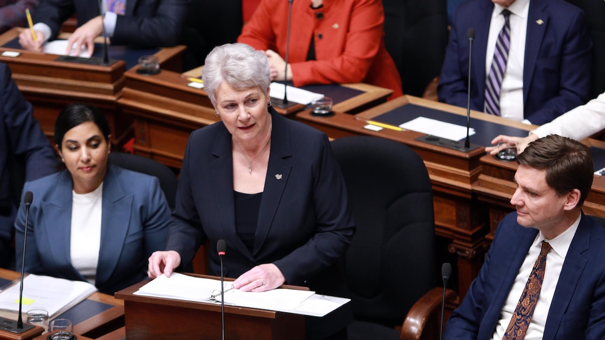 La ministre des Finances de la Colombie-Britannique, Katrine Conroy, s'adresse à l'Assemblée législative lors du discours sur le budget à Victoria, le jeudi 22 février 2024.