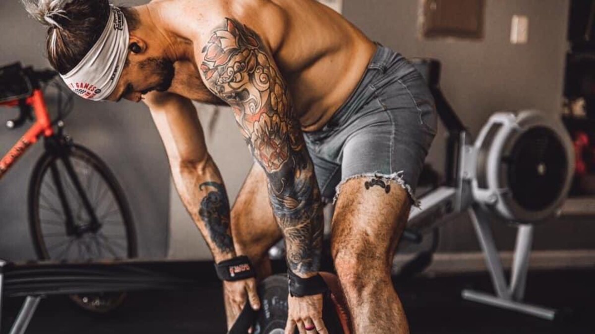 L'athlète de CrossFit s'apprête à soulever une barre avec des poids.