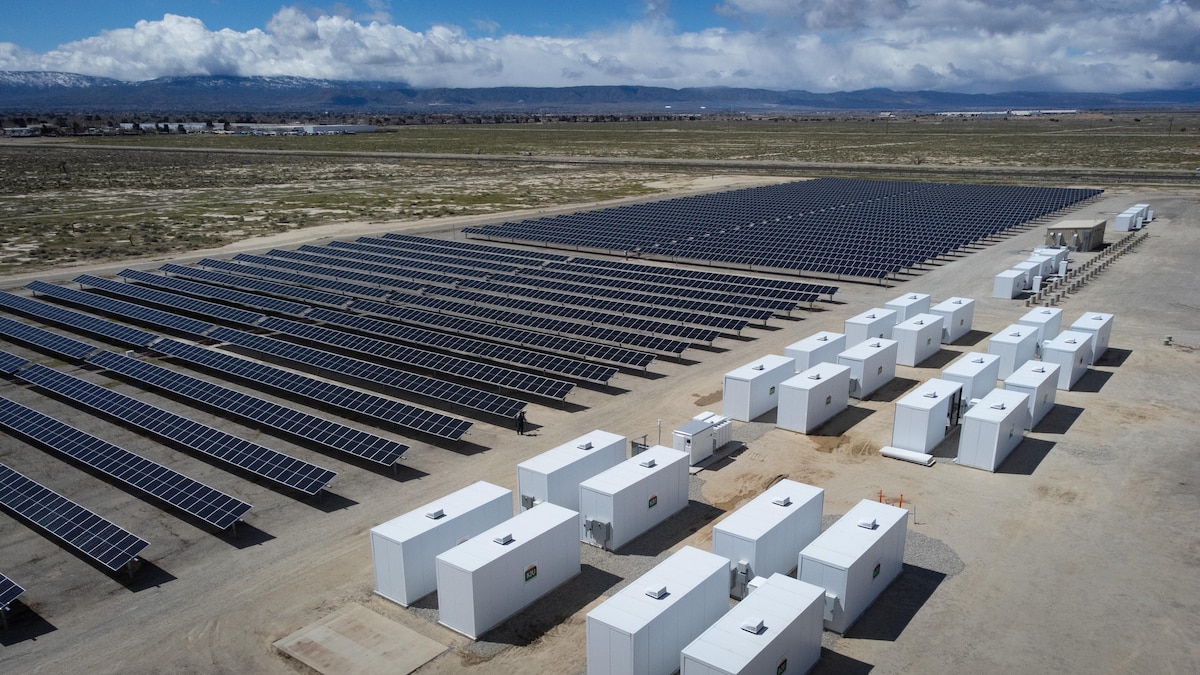 Des conteneurs remplis de batteries aux abords d'une centrale solaire