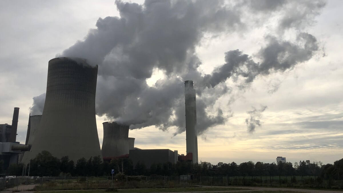 De la fumée s'échappe des grandes cheminées de la centrale. 