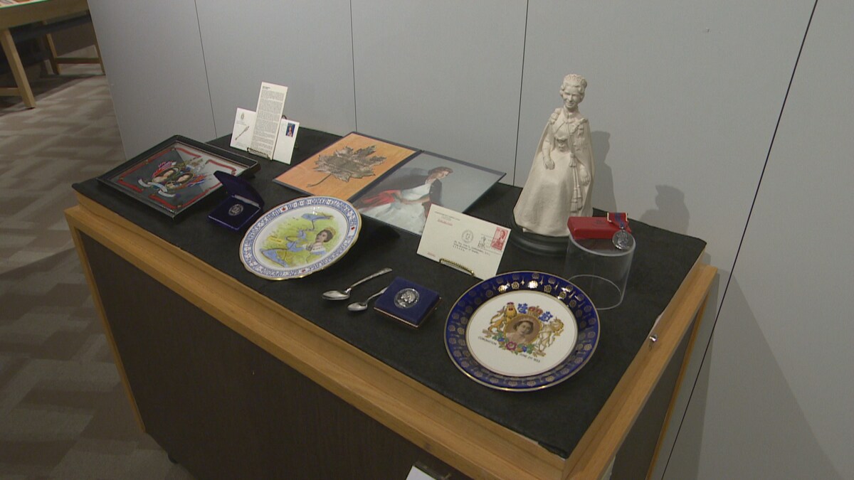 Ces artefacts à l'effigie de la Reine Elisabeth II ont appartenu au 13e premier ministre canadien John G. Diefenbaker. Ils sont exposés au Centre Diefenbaker Canada jusqu'au 17 septembre. 