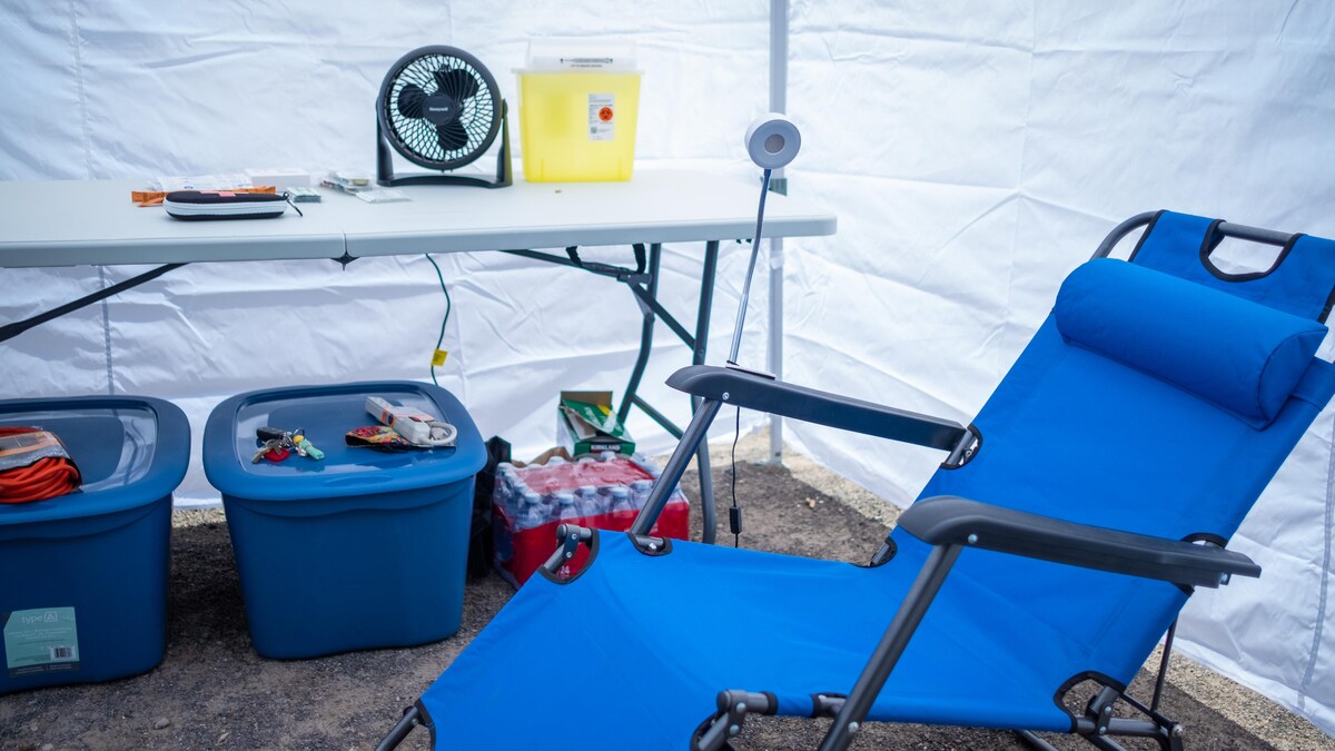 Une chaise et une table sur laquelle se trouve le matériel requis pour la consommation supervisée de drogues.