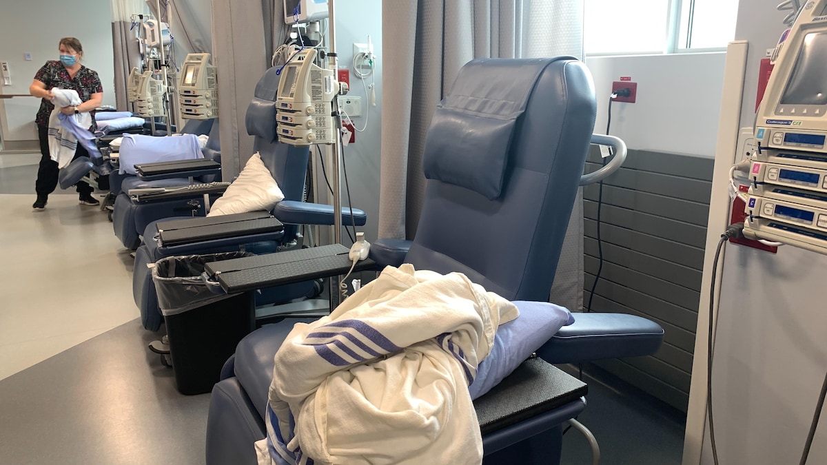 Une salle de traitement, avec plusieurs chaises où des patients reçoivent de la chimiothérapie. 