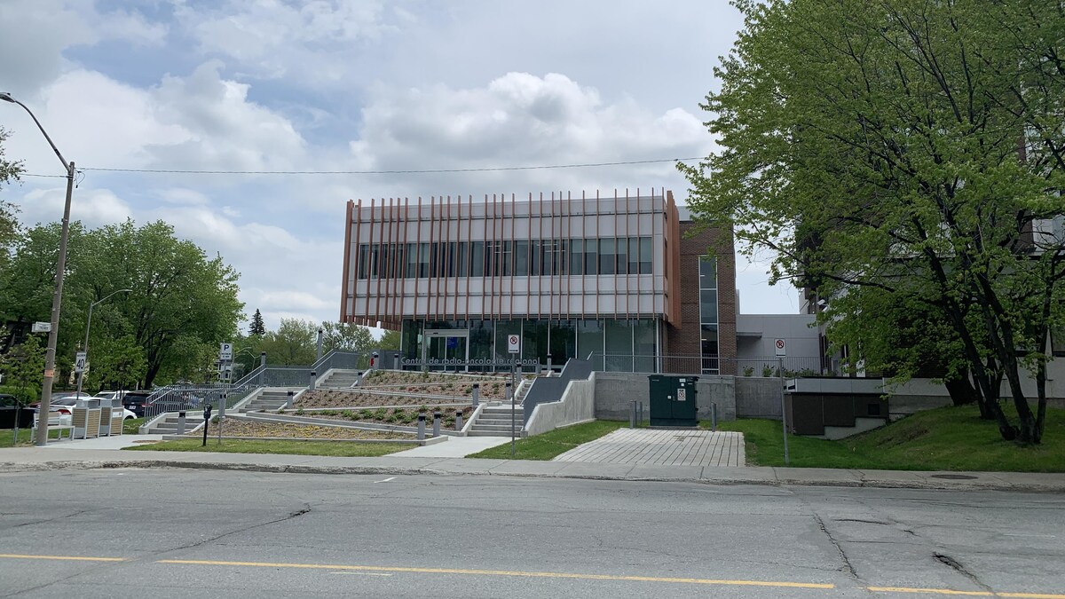Le centre régional de radio-oncologie a été construit à côté de l'Hôpital de Rouyn-Noranda.