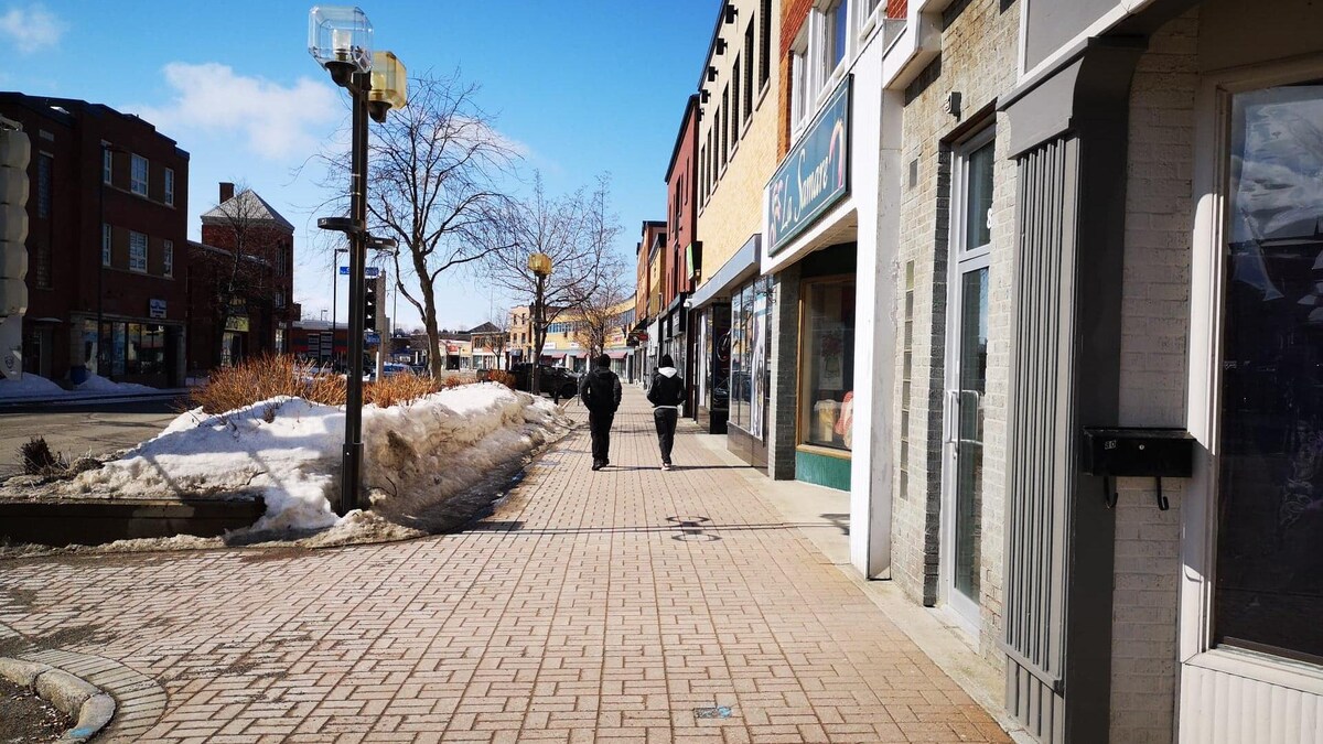 Deux personnes marchent seules au centre-ville