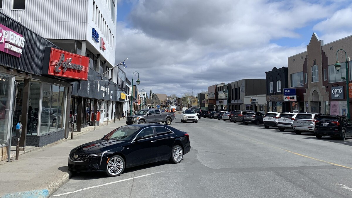 Les commerces et stationnements de la 3e Avenue au centre-ville de Val-d'Or.