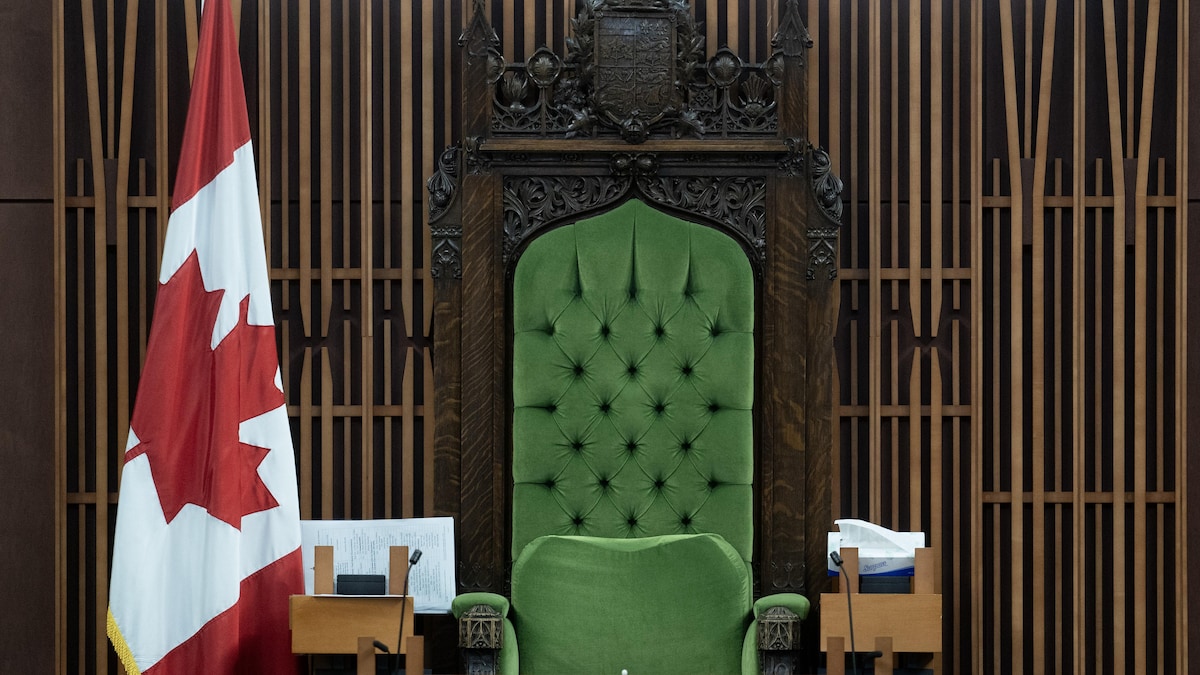 La chaise du président de la Chambre des communes avec, à gauche, un drapeau du Canada.