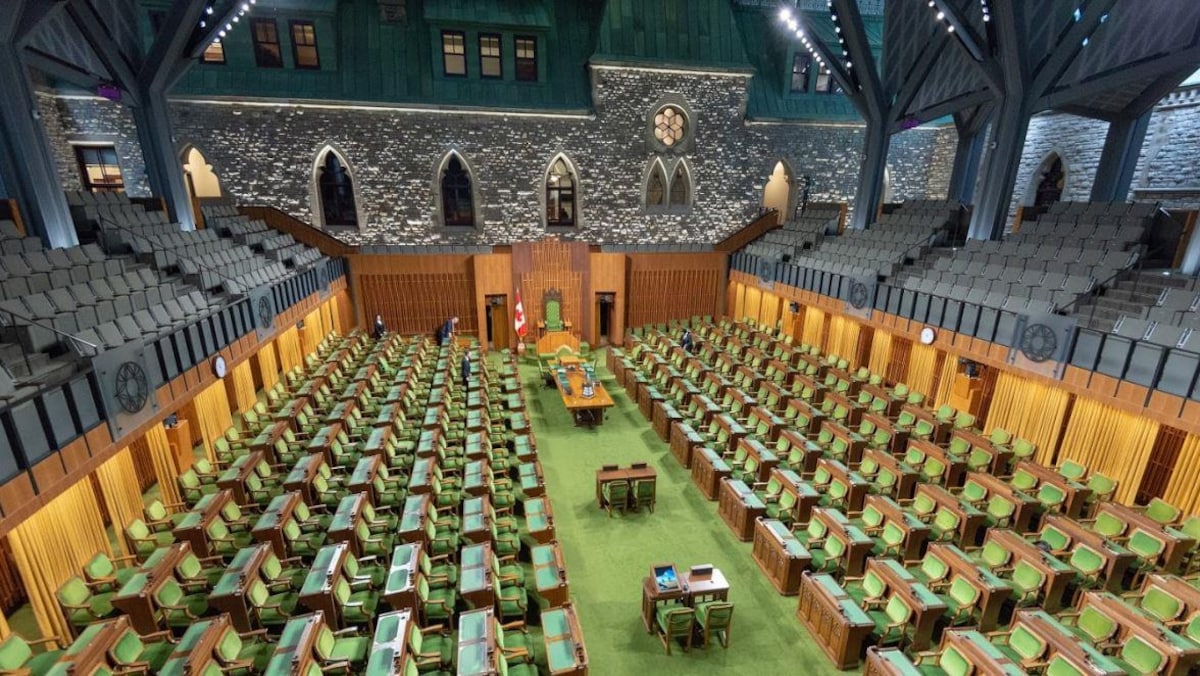 La Chambre des communes, dont les sièges sont inoccupés.