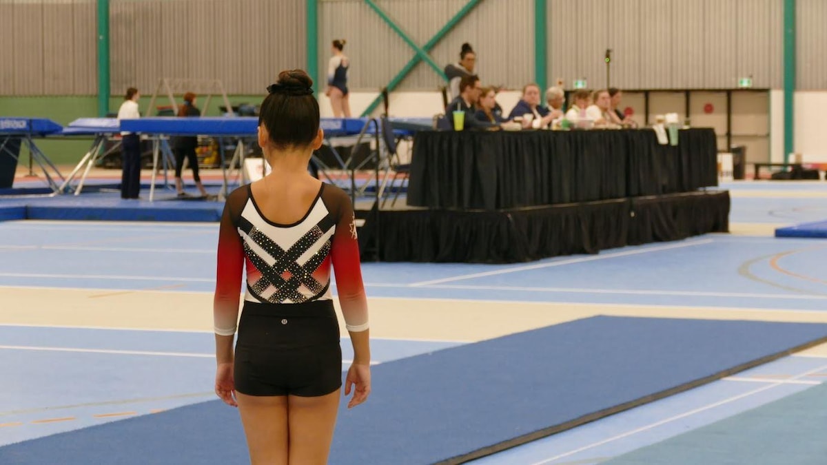 Une jeune athlète s'apprête à faire des démonstration aux Championnats de gymnastique et trampoline de l'Ouest à Regina, le 26 mai 2024. 