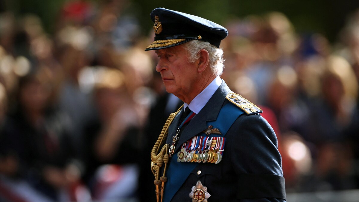 Le roi Charles III marche derrière le cercueil de la reine Élisabeth II. 